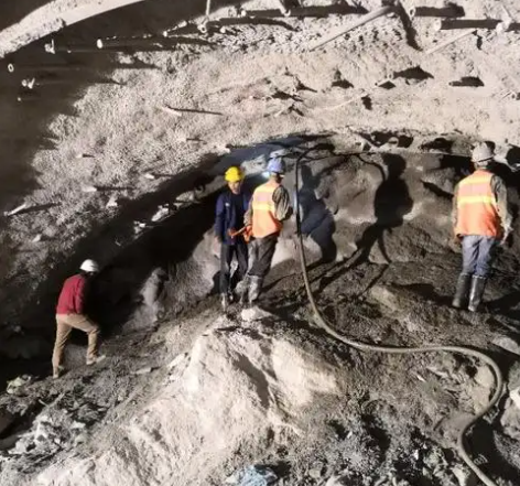 南口街道拱顶带模注浆料的施工流程及注意事项
